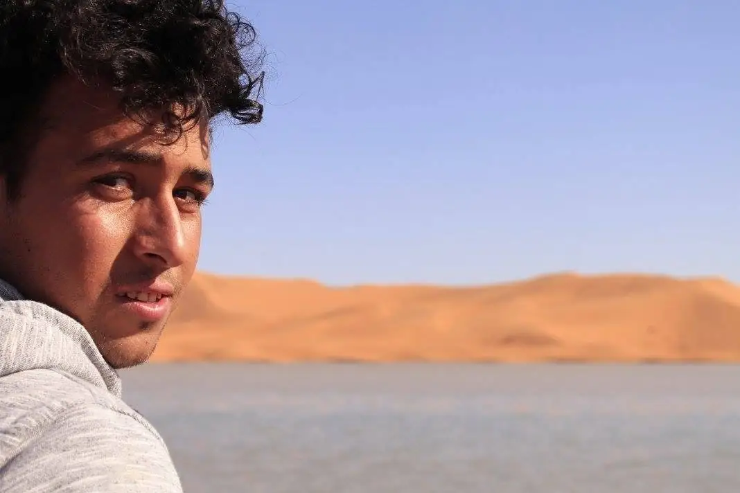 Ritratto davanti al lago e alle dune di Merzouga