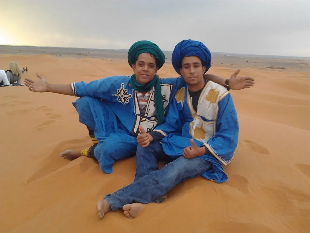 Due guide in abiti tradizionali sulle dune di Erg Chebbi