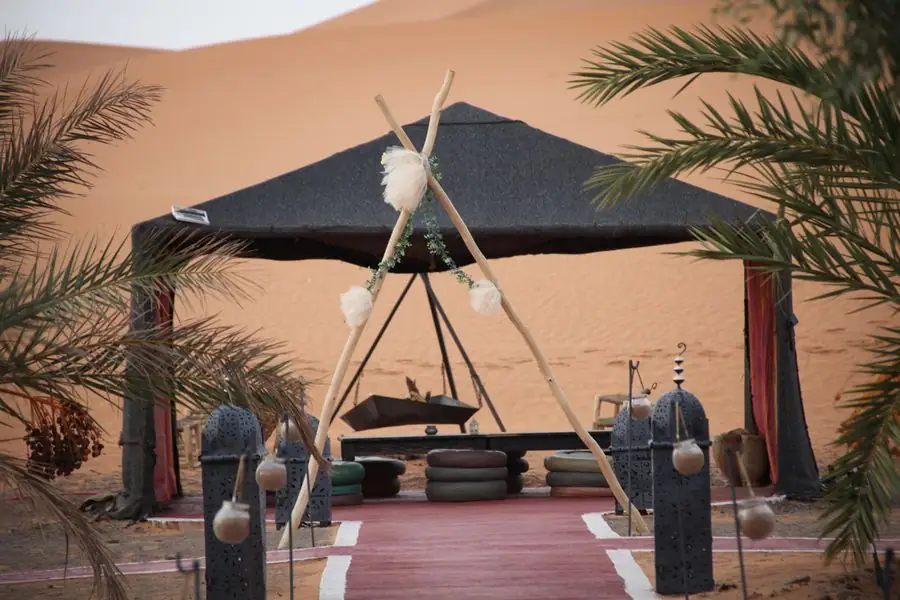 Cena berbera fuoco a Merzouga – Il salotto nel campo