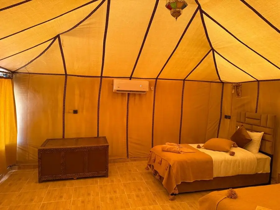 Notte campo cammello a Merzouga – L'interno della tenda