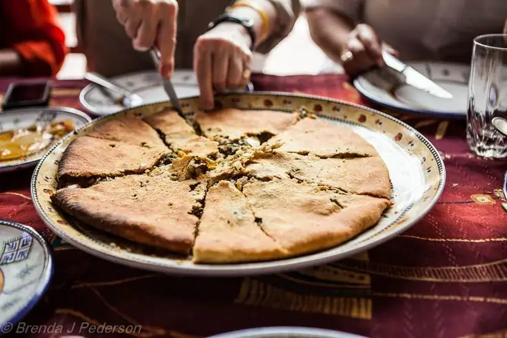 Pane berbero Medfouna a Merzouga – Tagliata e pronta da gustare