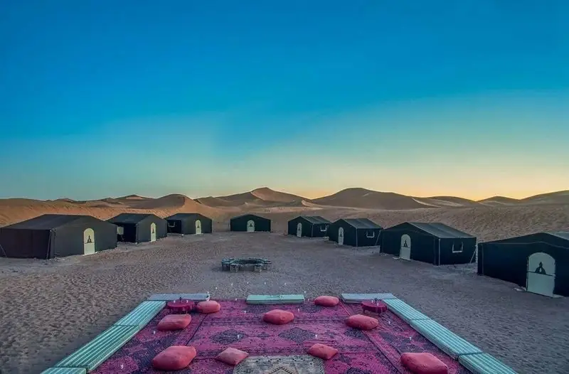 Campo tendato di lusso nel deserto