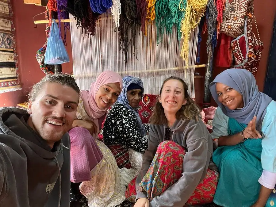 Popolo del marocco – viaggiatori con le donne di una cooperativa di tessitura