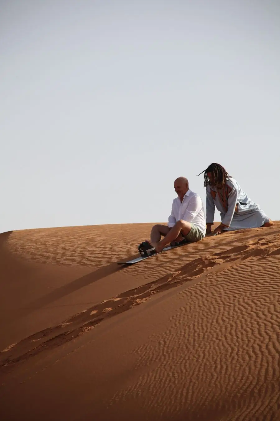 Capodanno nel deserto marocco – una coppia sulle dune al tramonto