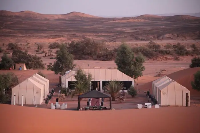 Campo tendato nel deserto