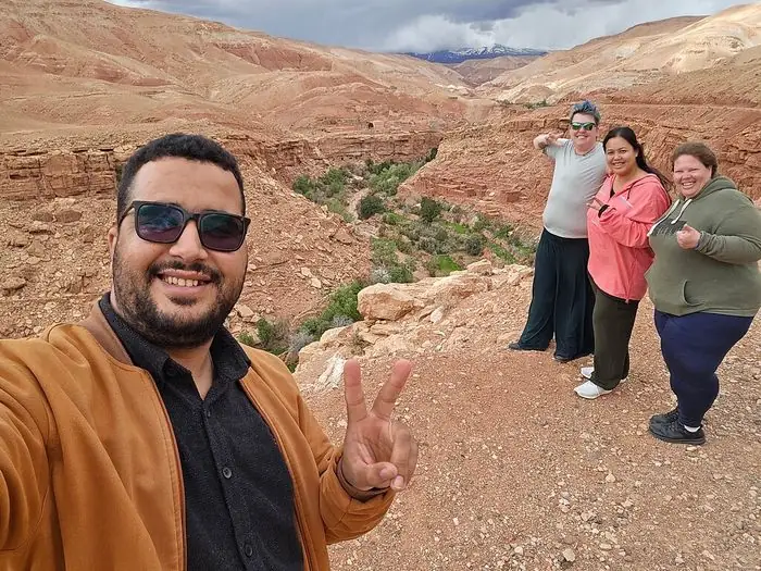 Viaggiatori sulle montagne dell'Atlante