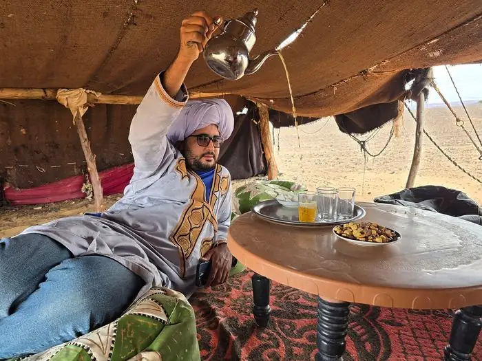 Tè servito sotto la tenda berbera